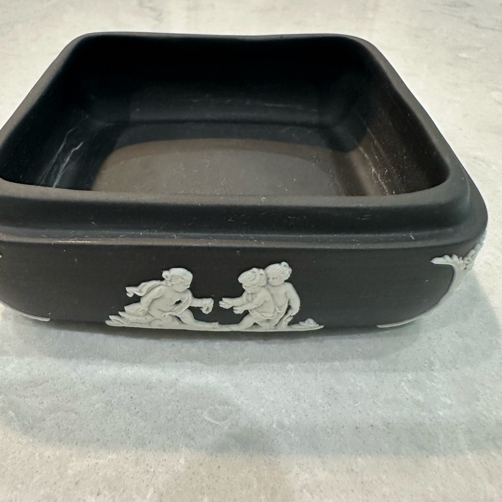WEDGWOOD Black and White Jasperware Trinket Box with Classical Cameos Circa 1960 - Picture 6 of 9